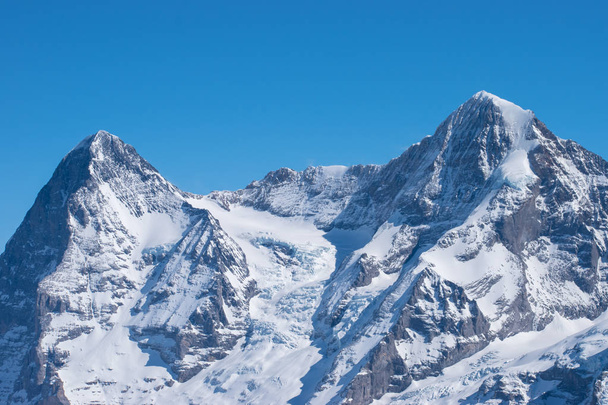 Швейцарський пік гори після снігопаду з панорамним видом на лижний регіон Муррен Юнгфрау.. - Фото, зображення