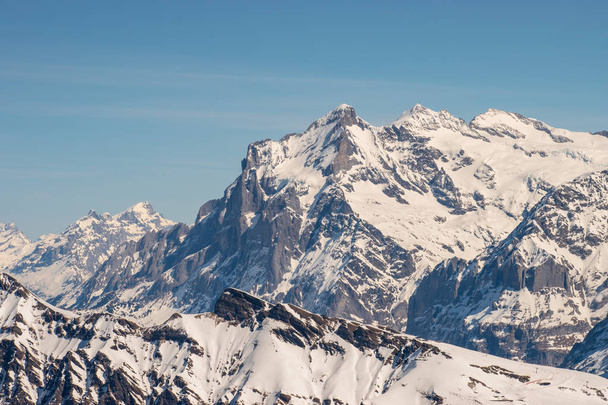 Ελβετική κορυφή βουνού μετά από χιονόπτωση με πανοραμική θέα της περιοχής σκι Murren Jungfrau. - Φωτογραφία, εικόνα