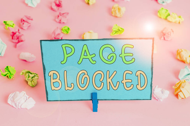 Записка, показывающая блокировку страницы. Пользователям запрещен доступ или использование веб-страницы Цветные скомканные бумаги пустое напоминание розовый пол подгузник
. - Фото, изображение