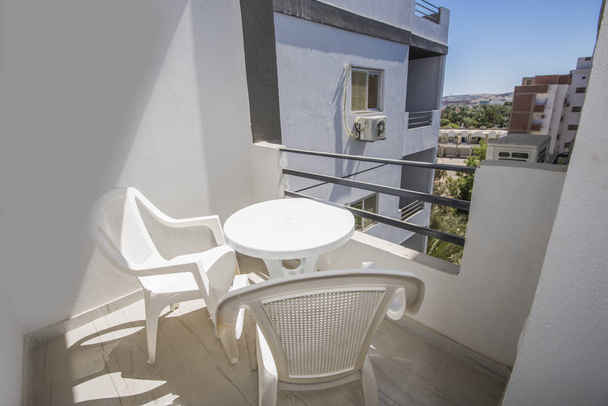 Terraza balcón con sillas en apartamento de lujo tropical
 - Foto, Imagen
