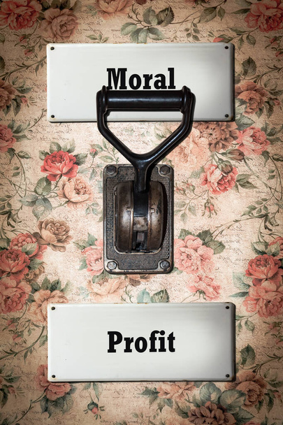Straßenschild zu Moral versus Profit - Foto, Bild