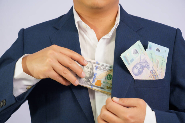 Деньги в США держит на руках бизнесмен, а деньги во Вьетнаме (версия для печати)
 - Фото, изображение