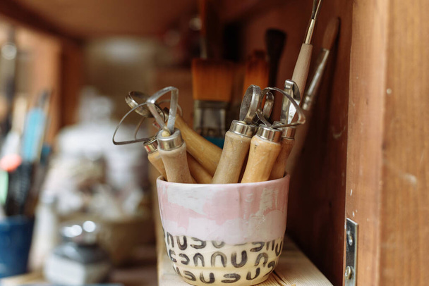 Lazos de cerámica, raspadores y pilas. Herramientas para trabajar con arcilla y cerámica
 - Foto, imagen