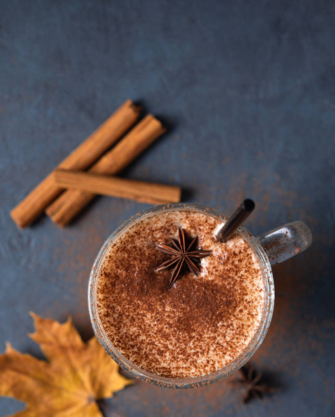 Gewürzkaffee-Latte mit Cinammon und Chokolate auf dem dunkelblauen - Foto, Bild