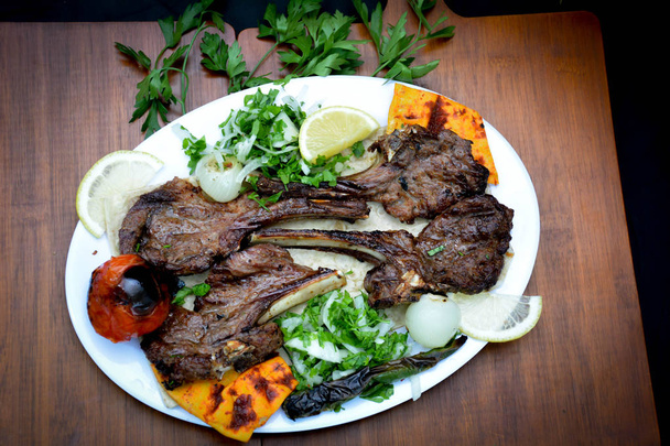 Placa de comida tradicional oriental tradicional árabe RIYASH. Comida de Oriente Medio
. - Foto, Imagen