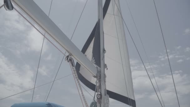 Fehér vitorla egy árboccal egy jachton. S-log3 - Felvétel, videó