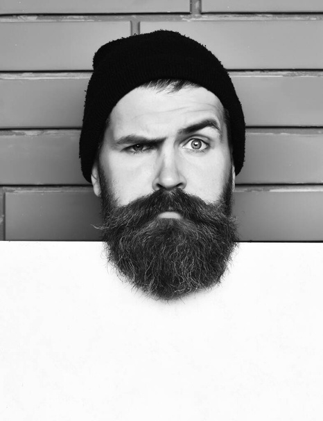 Bearded brutal caucasian hipster with white paper sheet - Foto, Bild