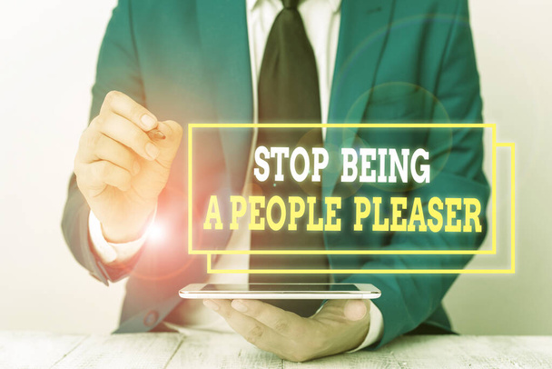 Konceptualny rękopis pokazujący "Stop Being a People Pleaser". Biznes photo text Rób to, co lubisz, nie to, co inne pokazywanie chcesz Biznesmen wskazując długopisem w pustej przestrzeni kopii. - Zdjęcie, obraz
