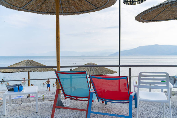 Dvě prázdné židle s výhledem na pláž bar. - Fotografie, Obrázek