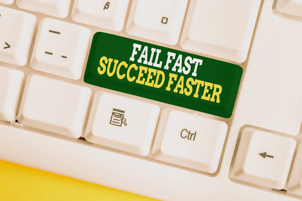 Kirjoittaminen viesti osoittaa Fail Fast Succeed nopeampi. Business valokuva esittelee dont luopua pitää työtä sen saavuttamiseksi White PC näppäimistö huomautus paperin yläpuolella valkoinen tausta
. - Valokuva, kuva