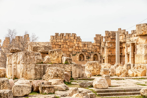 Древние разрушенные стены Большого Двора храма Юпитера, Бекаа-Валь
 - Фото, изображение