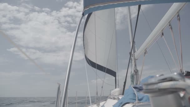 Wit zeil met een mast op een jacht. S-Log3 - Video
