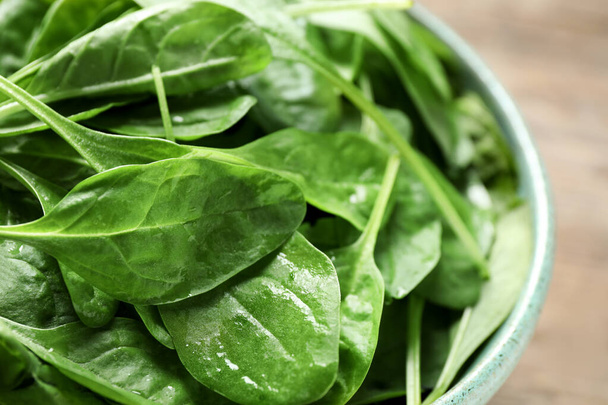 Fresh green healthy spinach in ceramic bowl, closeup - Foto, afbeelding