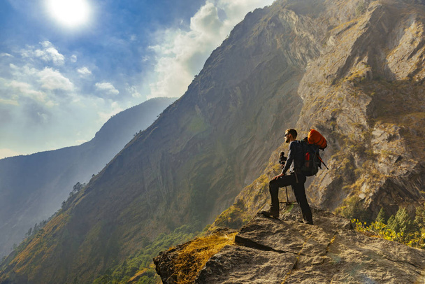 άνθρωπος πεζοπόρος με σακίδιο στο ταξίδι στο βουνό - Φωτογραφία, εικόνα