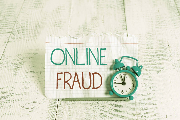 Schrijfbriefje met Online Fraude. Zakelijke foto presentatie van het gebruik van internetdiensten om slachtoffers te misleiden en geld te stelen. - Foto, afbeelding