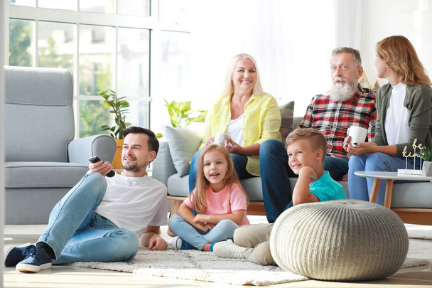 Grande famille regardant la télévision ensemble à la maison
 - Photo, image