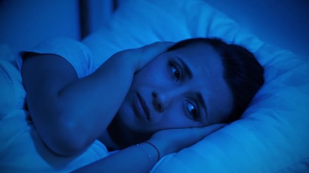 Woman cannot fall asleep due to noisy neighbors - Filmati, video