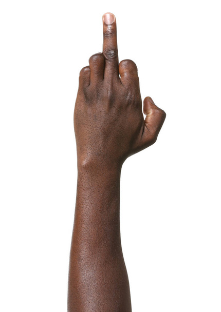 Mano di uomo afro-americano che mostra il dito medio su sfondo bianco
 - Foto, immagini