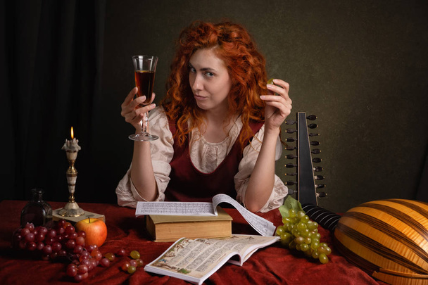 Red-haired girl in a historical suit plays the lute. Renaissance painting style - Fotografie, Obrázek