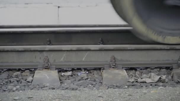 As rodas do trem, tomadas em close-up, rolam nos trilhos
 - Filmagem, Vídeo