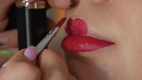 Makeup artist applying lipstick - Video, Çekim
