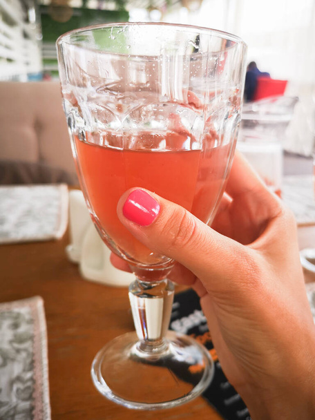 Zitruslimonade auf dem Tisch, orangefarbenes Sommergetränk im Glas, orangefarbenes Getränk. - Foto, Bild