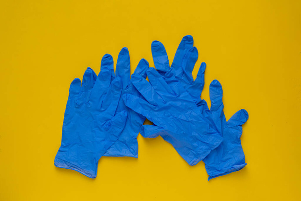 カラーの背景に隔離された新しいラテックスブルーの医療用手袋のペア - 写真・画像