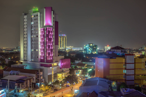 Surabaya, Endonezya 'nın Doğu Cava eyaletinin başkenti ve Jakarta' dan sonra ülkenin en büyük ikinci şehridir. - Fotoğraf, Görsel