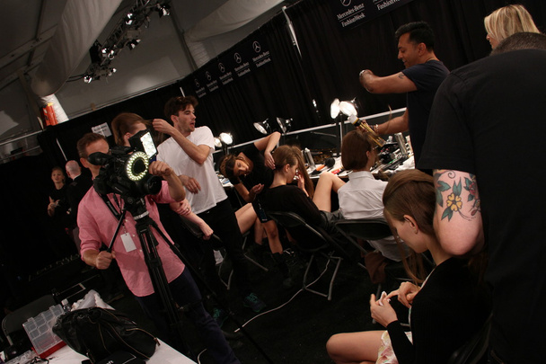 Model prepares backstage at the Katya Leonovich show - Φωτογραφία, εικόνα