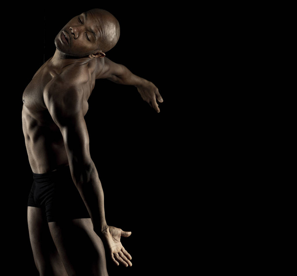 Bailarina masculina con torso desnudo
 - Foto, imagen