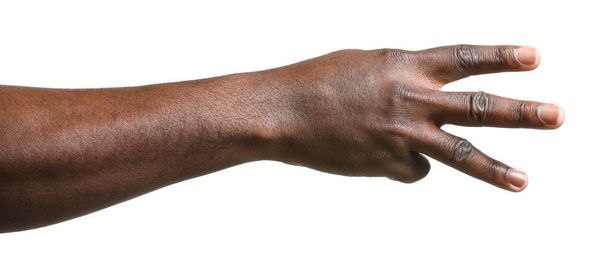 Hand van Afro-Amerikaanse man met drie vingers op witte achtergrond - Foto, afbeelding