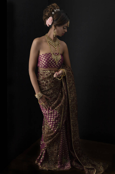 Jihoasijská žena oblečená v sari se zlatými šperky a mehendi - Fotografie, Obrázek