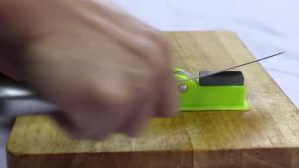 Ακόνισμα μαχαιριού στην εγχώρια κουζίνα άνθρωπος - Πλάνα, βίντεο