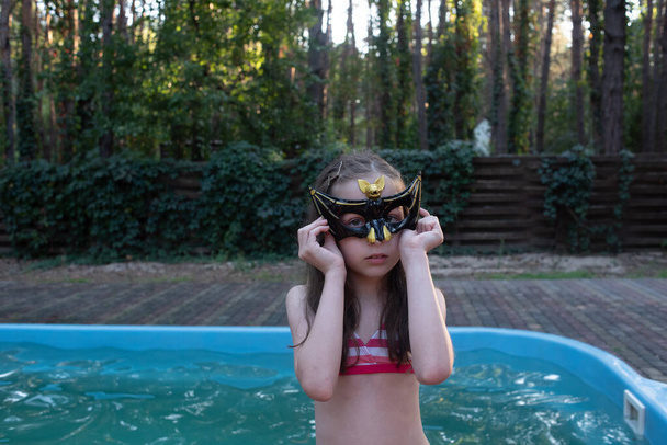 Концепція Хеллоуїна.Чорні окуляри кажанів.Маленька дівчинка в масці кажанів
. - Фото, зображення