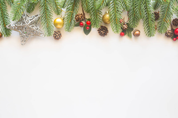 Χριστουγεννιάτικη κάρτα φόντο με εορταστική μπάλα διακόσμηση,  - Φωτογραφία, εικόνα
