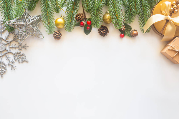 Noel kartı arkaplanı ve şenlikli süsleme balosu,  - Fotoğraf, Görsel