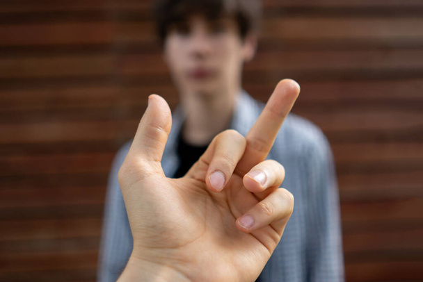 mostrando um dedo médio para a pessoa. sinal de desrespeito
 - Foto, Imagem