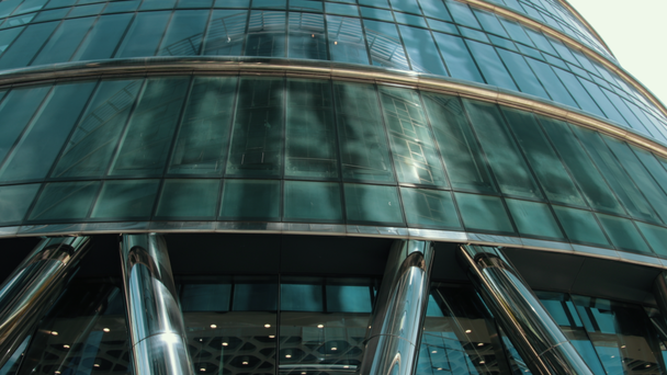 Велика Сучасна будівля на багатьох поверхах з великою кількістю вікон, бізнес-центр - Кадри, відео