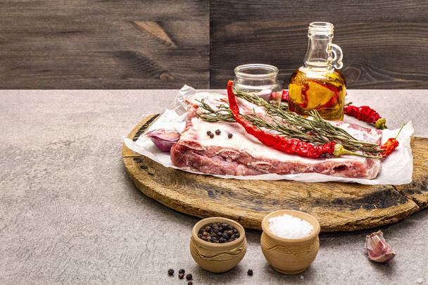 Сирі свинячі ребра з розмарином, чилі, часником, сіллю та оливковою олією
 - Фото, зображення