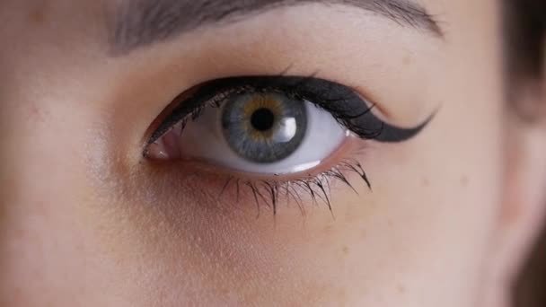Eye iris contracting, pupil dilation of woman blue eye - Záběry, video