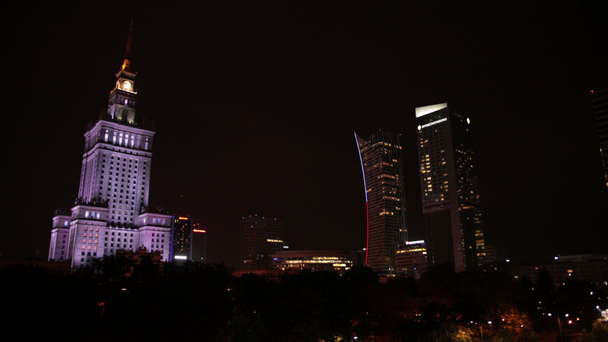 Πολωνία, Βαρσοβία, Παλάτι του πολιτισμού και της επιστήμης, νυχτερινή πόλη φωτίζεται, - Πλάνα, βίντεο