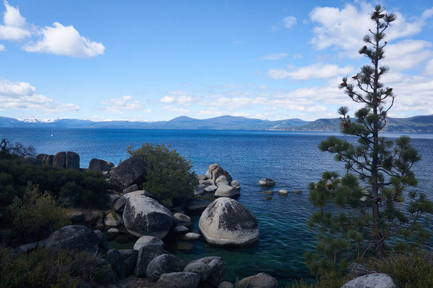 Скалистые берега озера Тахо предлагают множество живописных видов на ландшафт - Фото, изображение