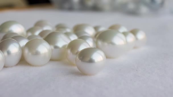 Perlas blancas del mar del sur en tamaños variados
. - Imágenes, Vídeo