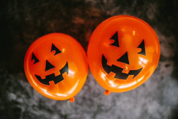 Orange pumpkin balloons for Halloween party on dark background. Happy Halloween. Holiday concept with colorful balloon. - Φωτογραφία, εικόνα