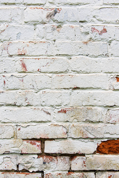 Régi fal, repedt és koszos, tégla. Fehér színű függőleges tervezési háttér - Fotó, kép