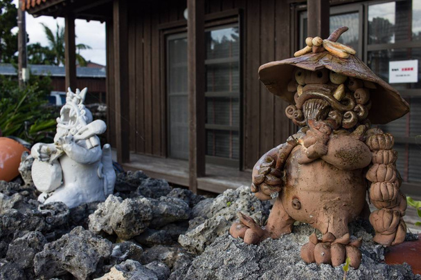 Статуї Шіси на острові Такетомі (Окінава, Японія). - Фото, зображення