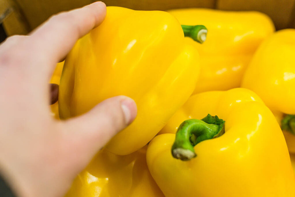 žluté papriky na trhu - Fotografie, Obrázek