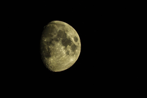 lune sur fond noir - Photo, image