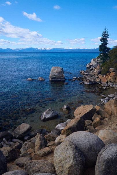Scenic näkymä lohkareita pitkin järven Tahoe vuoret taustalla - Valokuva, kuva