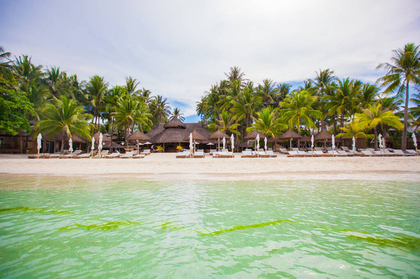 Тропический белый солнечный пляж в красивом экзотическом курорте
 - Фото, изображение